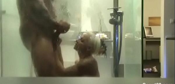 Deutsches Paar wird heimlich mit versteckter Kamera beim Ficken in der Dusche gefilmt